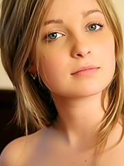 Met Art - Amaranto - Elle B